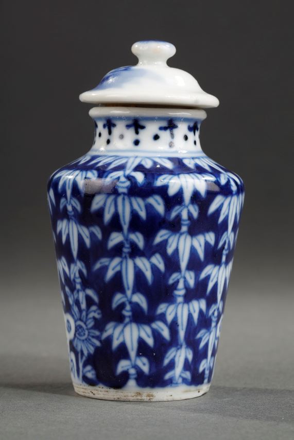 Snuff bottle blue white porcelain in the shape of jar  decorated with bamboos | MasterArt